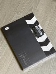 ニューバランスの歴史を綴った書籍 新品 非売品 大型書籍 - メルカリ