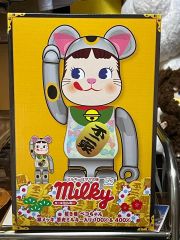 BE@RBRICK 招き猫 ペコちゃん 桃金メッキ 1000％ - メルカリ