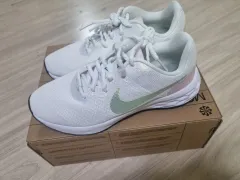 NIKE Revolution Heart 6 / 225サイズ 新品