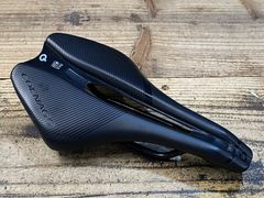 軽量カーボンサドル180g リアライト付 - メルカリ