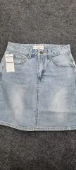 GUESS ライトウォッシュ デニムスカート 新品のサムネイル