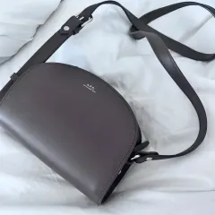 A.P.C. デミムーン ミニ バッグ ハーフムーン