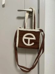 ボ*ー様 UGG x TELFAR コラボ ミニショルダーバッグ - メルカリ