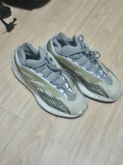 アディダス イージーブースト 700v3