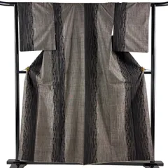 【美品】 紬 身丈158.5cm 裄丈62.5cm S 袷 幾何学模様 黒灰 正絹 秀品 【中古】のサムネイル
