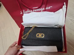未使用新品 / プレゼント可能 / FERRAGAMO フェラガモ レディース クロスバックのサムネイル