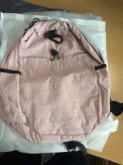 ピンク色のバッグ