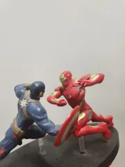 アベンジャーズ アイアンマン vs キャプテン・アメリカ フィギュア