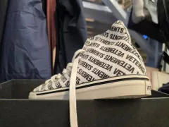 新品 VETEMENTS ヴェトモン ロゴ プリント ハイトップ スニーカーのサムネイル