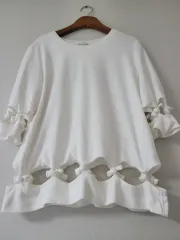 クラブモナコ 白 Tシャツです。ユニークなリボン結びデザインとカットアウト ディテールが特徴。のサムネイル