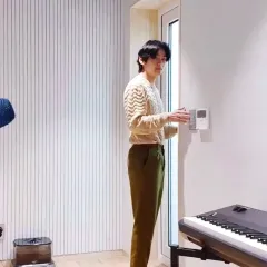 BTS ヴィ様 着用 ami アミ キャメル ストレート パンツのサムネイル