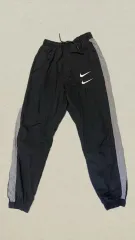 (限定モデル) NIKE ダブルスウッシュ ウーブンパンツ