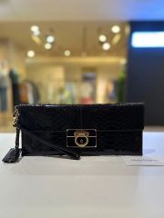Gigi様 GANNI ドット柄巾着バッグ+Ferragamoガンチーニピアス - メルカリ