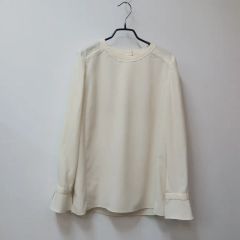 Leilian レリアンレディーストップス 首回りの刺繍素敵上品です まだ 