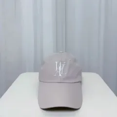 ほぼ新品 | WOOALONG ウアロン シグネチャー ロゴ ベースボールキャップ (ウォームベージュ)のサムネイル