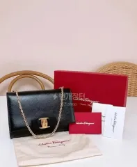ブランド FERRAGAMO フェラガモ バッグのサムネイル