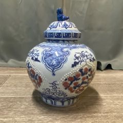 有田焼 林九郎 作 林九郎窯 古伊万里様式 蓋付 沈香壺 木製台座付き 有田焼 林九郎 作 林九郎窯 古伊万里様式 蓋付 沈香壺 木製台座付き