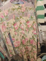 美品シルバーオーバーレイ シルバーの花が全面に描かれている
