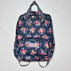 正規品 Cathkidston(キャスキッドソン) フローラル バックパック ネイビー / 軽量デイリー旅行用