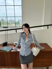 青いストライプの長袖Tシャツ