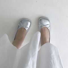 美品 LE TALON ルタロン ストラッププリーツバレエ シューズ シルバー