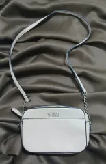 GUESSㅣクラッチバッグㅣ新品のサムネイル