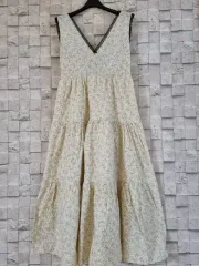 ライトイエロー スリーブレス シャカシャカ素材 ロング丈ワンピース