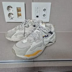 240) FILA レイ フライ ユニセックス スニーカーのサムネイル