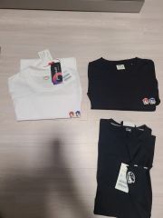 9090 黒と白のロゴTシャツ2枚セット - メルカリ