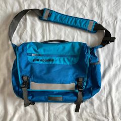 Patagonia メッセンジャーバッグ ブルー - メルカリ