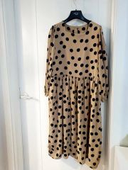 JENNE フロッキードット大人エアリーワンピース M ベージュ - メルカリ