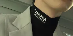 L) MM6 Maison Margiela エムエムシックス メゾン マルジェラ ロゴ タートルネック ネイビー ブラックのサムネイル