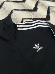 新品未使用】ジェニー着用 adidas フェイクレザー ボタン付き