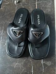 大人気】PRADA トングサンダル 三角ロゴ トライアングルプレート 本革