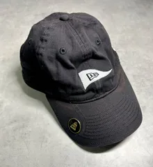 NEW ERA ニューエラ キャップ ブラック ピンバッジ付 三角ロゴ 刺繡 9TWENTY フリーサイズ サイズ調整可能 コットン ワークキャップ スポーツ カジュアル ヴィンテージ風 古着テイスト 内径50-60cm 高さ14cm メンズ レディース