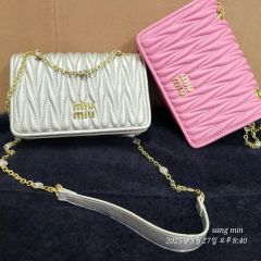 miu miu マテラッセ パール付 スマホショルダーバッグ - メルカリ