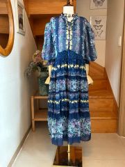 ちい ブルーフリルブラウス＆花柄刺繍ブラックパンツ4/6 8:00まで ちい様専用 ブルーフリルブラウス＆花柄刺繍ブラックパンツ4/6 8:00
