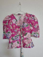 VIVIENNE TAM 花柄ピンクブラウス 半袖 - メルカリ