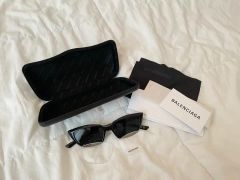 BALENCIAGA 2025年モデル、ブラック サングラス ケース付き - メルカリ