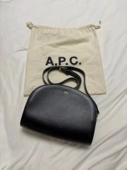 綺麗✨アーペーセー ショルダーバッグ ハーフムーン デミルーン レザー 