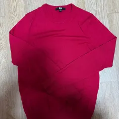 ユニクロ Uネック ニット M レッド