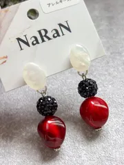 829≫シェル調カボション×ブラックビーズと深紅のピアス