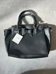 【未使用】リボン 2way ハンドバッグ ショルダーバッグ ブラック 黒 ゴールド金具 上品 きれいめ フェミニン お出かけ フォーマル 肩掛け 斜め掛け スクエアバッグ ミニバッグ マチあり 裏地あり ファスナー付き 多収納 シンプル おしゃれ タグ付き