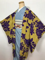 【中古】Sサイズ 羽織 正絹 芥子色地に牡丹模様 アンティーク