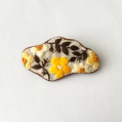 お花をギュッと詰め込んだ、ぷっくり刺繍ブローチ ╱ハンドメイド