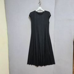 新品 黒 グレースサテンプリーツワンピース♡プリーツプリーズでは