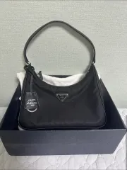 PRADA RE-EDITION 2005 サフィアーノ トリム リナイロン ホーボーバッグ