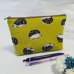 【ハンドメイド】　ハリネズミ柄マルチポーチ　内ポケットあり　カラシ＆薄茶　C014