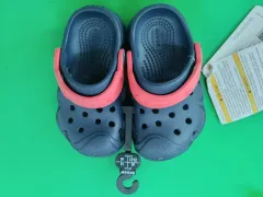 Crocs キッズ用 サンダル ネイビー/レッド C6 サイズ(130mm)