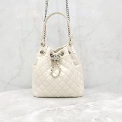 CHANEL 巾着型ショルダーバッグ ホワイト - メルカリ